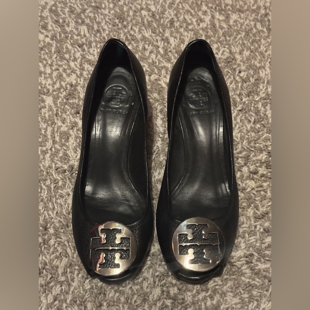 Tory Burch Black Wedges with Silver Logo Medallion Sz 8.5